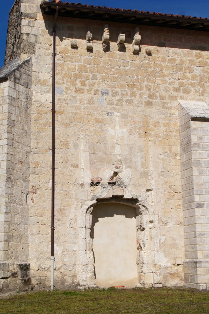 Eglise Notre-Dame, l'entrée principale était située au niveau de la première travée du bas-coté sud, comme le montrent les restes d'un grand portail flamboyant à moulures croisées, à gâble en accolade et pinacles. - Herré