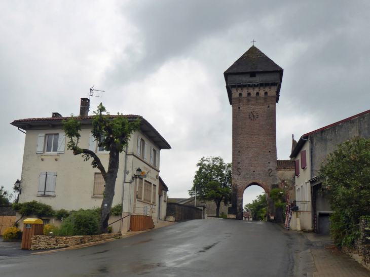 Entrée du village : la tour-clocher du 12ème siècle - Hontanx