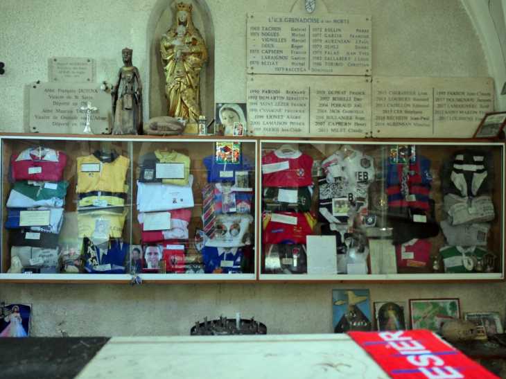 Dans la chapelle du rugby : Notre Dame du rugby et plaques commemoratives des rugbymen décédés - Larrivière-Saint-Savin
