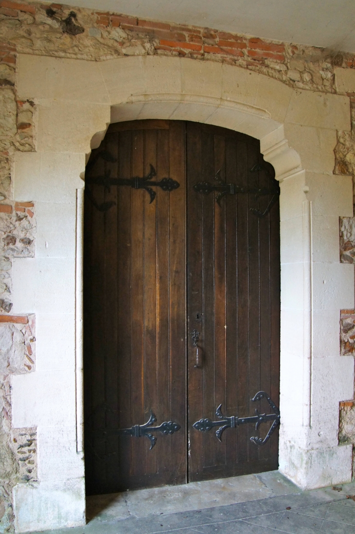 Le portail de l'église Notre-Dame de Losse.