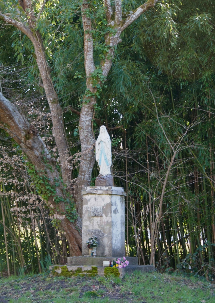 Statue de la Vierge près de l'église Saint-Pierre. - Lubbon