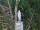 Statue de la Vierge près de l'église Saint-Pierre.