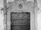 Portail de pierre du XVe ou XVIe siècle, encadré par deux pinacles, surmonté d'un gâble trilobé orné de végétaux (photo 1980, eglises anciennes du Gabardan).