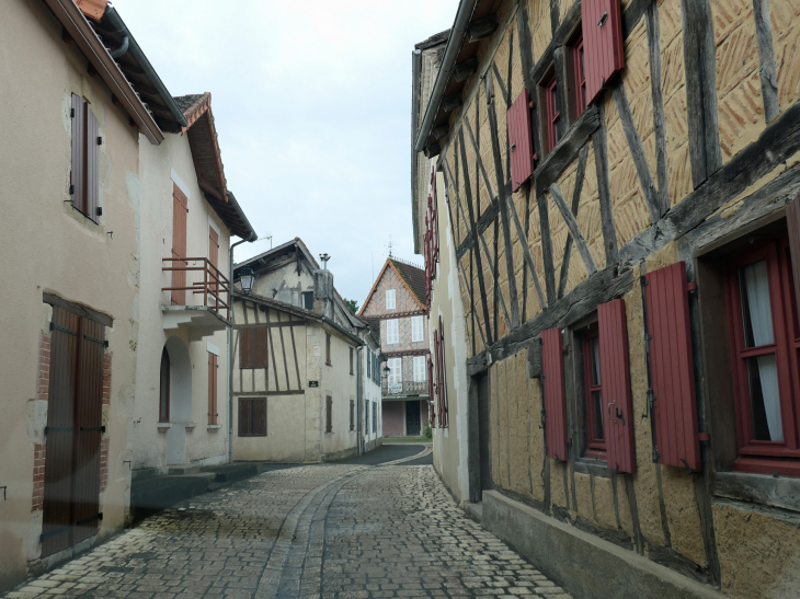 Une rue du village - Mauvezin-d'Armagnac