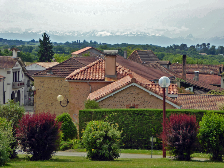Les Pyrénées derrière le village - Miramont-Sensacq