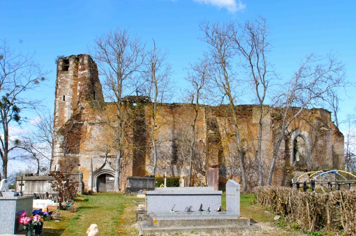 L'église Saint-Jean-Baptiste de Mura est aujourd'hui en ruines et sa toiture est effondrée. XIVe et XVIe siècles. - Parleboscq