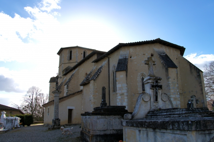 Eglise de Saint-Cricq : son chevet à cinq pans renforcé par de contreforts à chaque angle est éclairé par des fenêtres étroites.  - Parleboscq