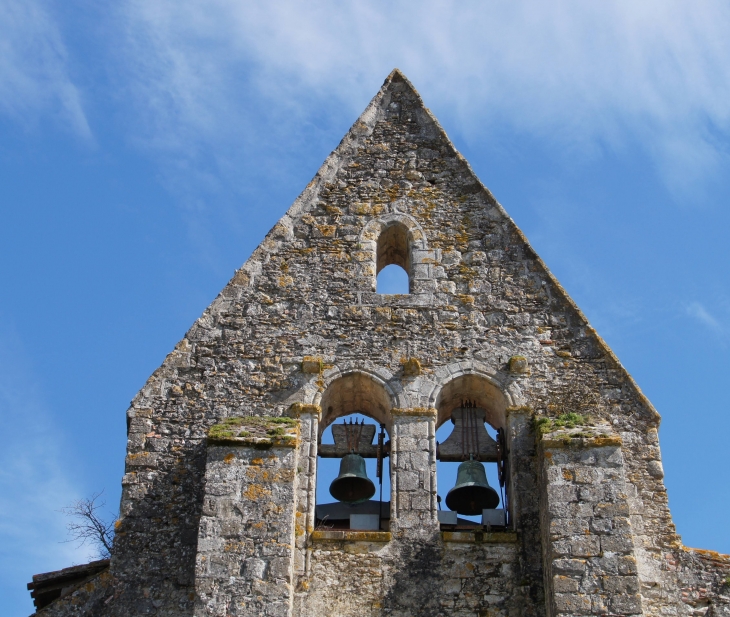Le clocher-mur de l'églises Saint-Luperc est renforcé à l'ouest par deux contreforts. - Rimbez-et-Baudiets