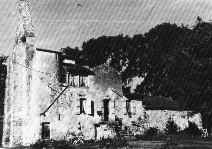 D'emblée, le visiteur est frappé par l'allure fière et imposante de son clocher-mur flanqué d'une tourelle, mais aussi par la complication de ses volumes (photo 1980, eglises anciennes du Gabardan). - Rimbez-et-Baudiets
