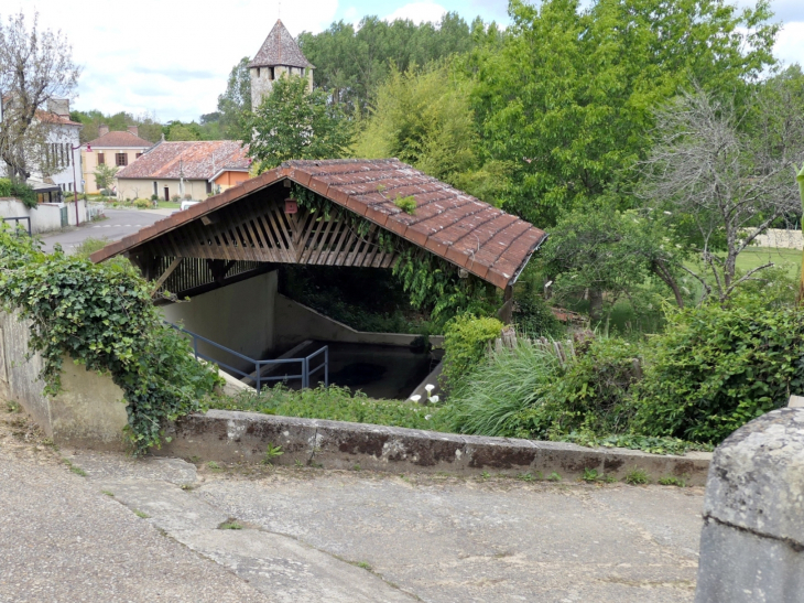Le lavoir dans le village - Saint-Cricq-Villeneuve