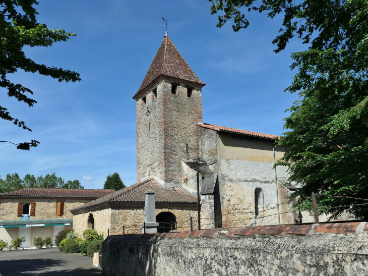 L'église dans le village - Saint-Gein
