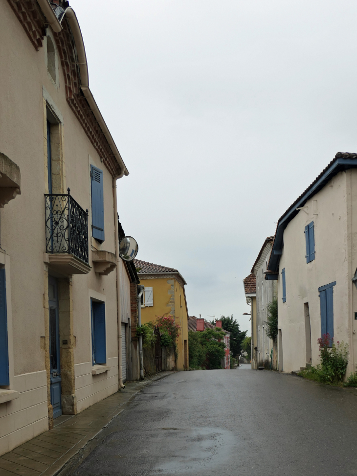 Une rue du village - Vielle-Tursan