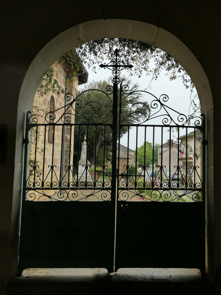 Vue du porche de l'église - Vielle-Tursan