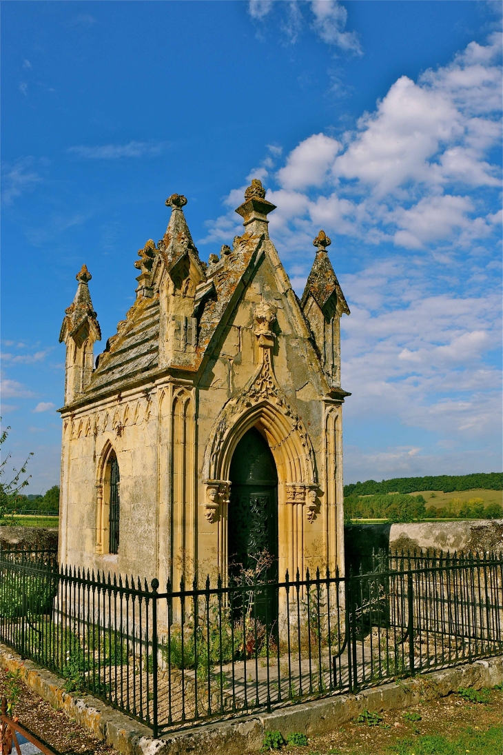 Le beau tombeau du petit cimetière de l'église Saint saturnin - Agnac