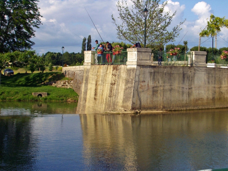 Fishing from the weir - Allemans-du-Dropt