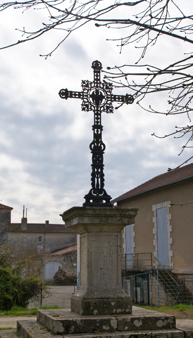 Croix de Mission près de l'église. - Andiran