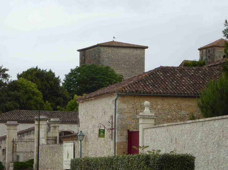 Le château dans le village - Aubiac