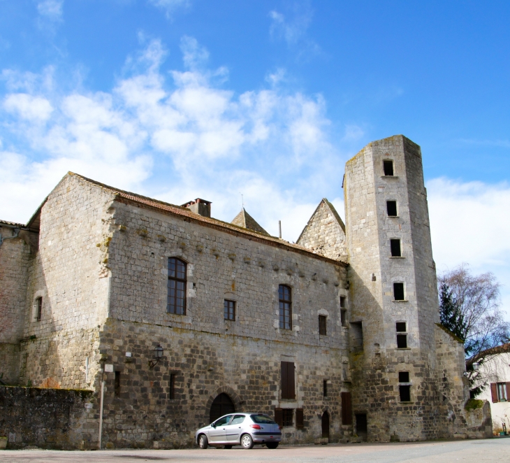Vue de l'église de Bazens, attenante au château, résidence d'été des évèques d'Agen au 16ème siècle.