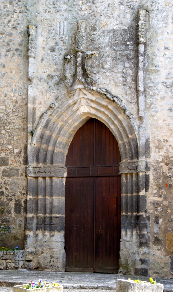 Portail de l'église Saint-Martial du XVe siècle. - Bazens