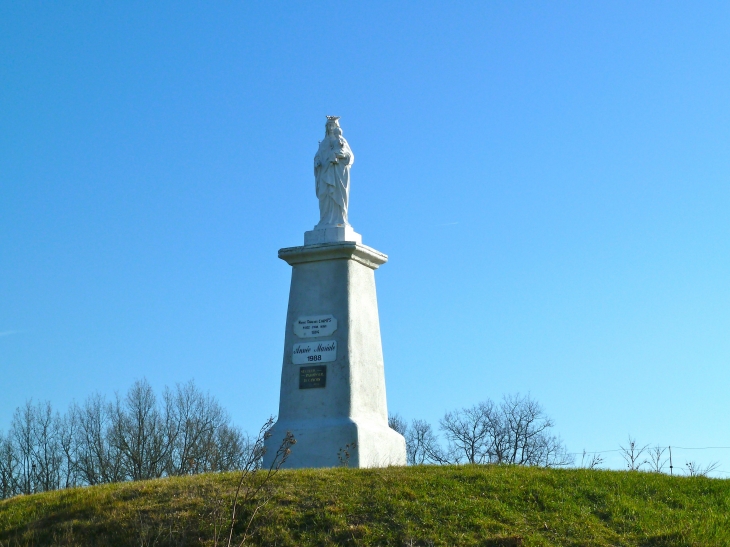 La Statue de la Vierge face au Moulin tour - Beaugas
