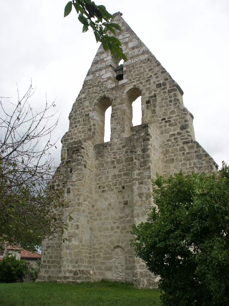 L-eglise de Verdegas.-le-clocher-mur-occidental-possede-a-sa-base-une-lourde-petite-porte-en-plein-cintre-actuellement-muree - Brugnac