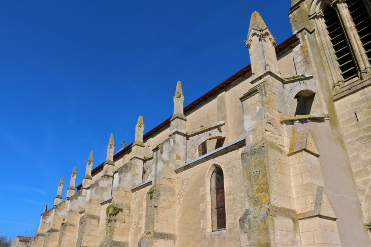 Contreforts de la façade sud de l'église Notre Dame. - Buzet-sur-Baïse