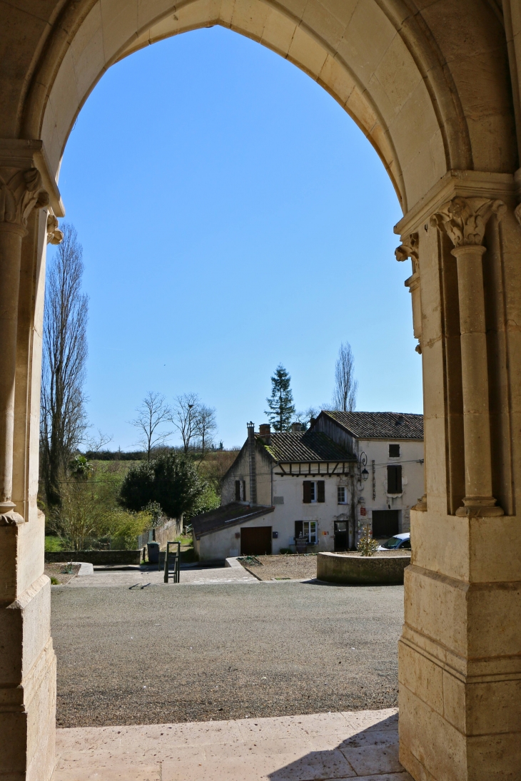 Vue du porche de l'église Notre Dame. - Buzet-sur-Baïse