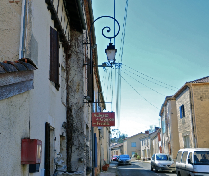 Une rue du village. - Buzet-sur-Baïse