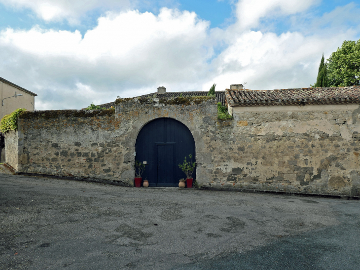 Vestiges des murs d'enceinte du château - Calignac