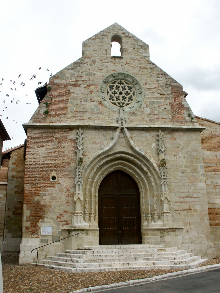 Façade occidentale de l'église Saint Pierre et Saint Paul du XVe siècle. - Casseneuil