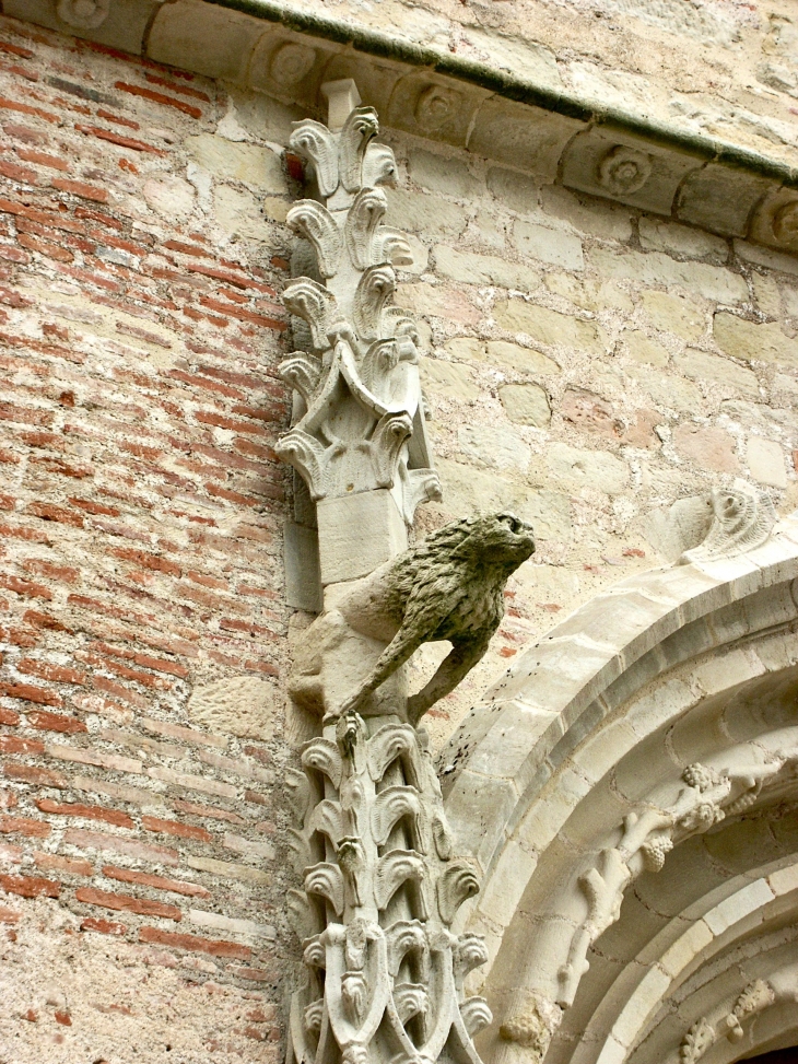 Détail : sculpture du portail de style gothique flamboyant de l'église Saint Pierre et Saint Paul. - Casseneuil