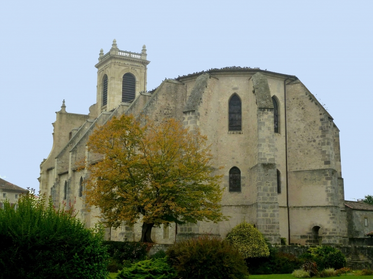 Eglise Notre-Dame (XVIIIe siècle) avec sa façade néo-classique. - Casteljaloux