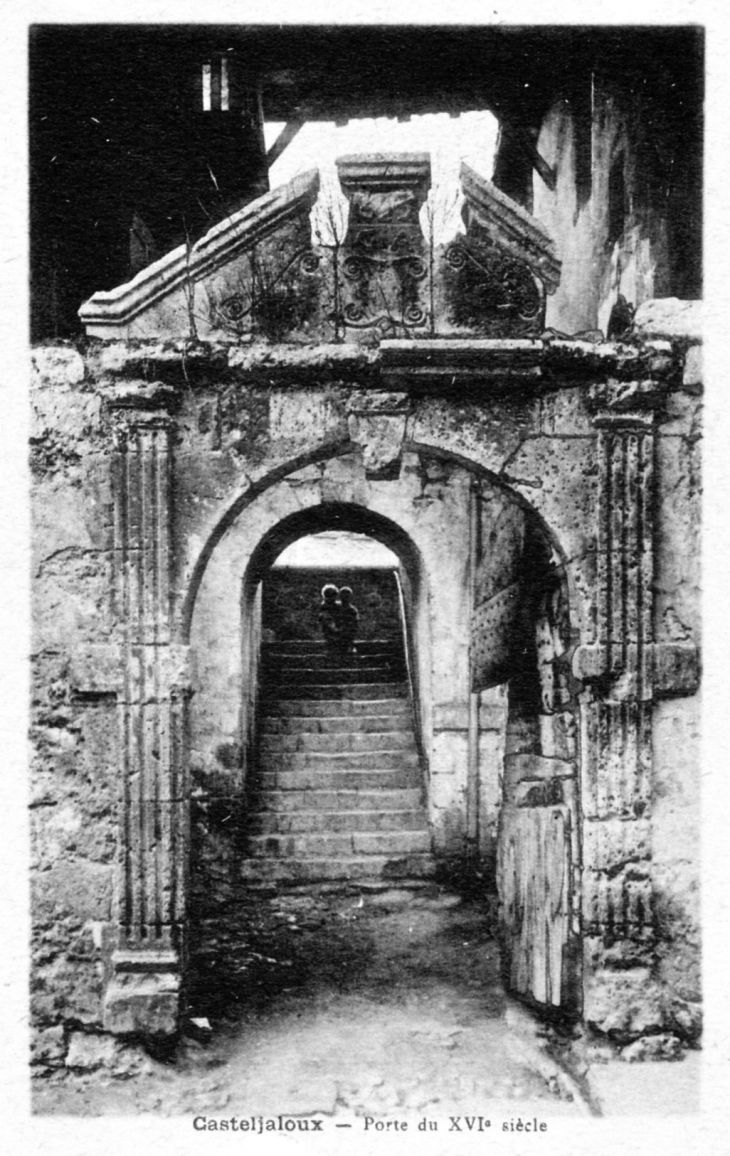 Porte du XVIe siècle, vers 1910 (carte postale ancienne). - Casteljaloux