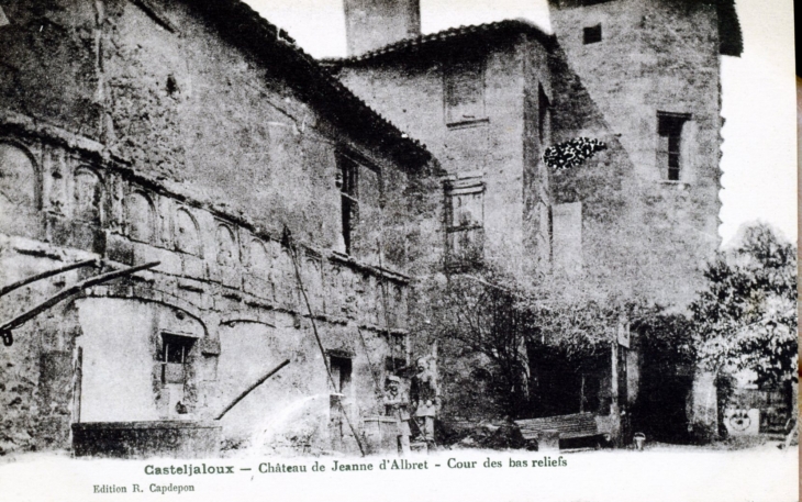 Château de Jeanne d'Albret - Cour des Bas reliefs, vers 1920 (carte postale ancienne). - Casteljaloux