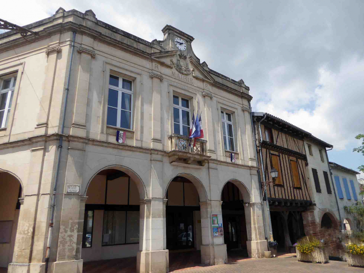 La place des Cornières : la mairie - Caudecoste