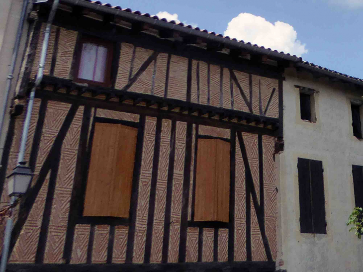 La place des Cornières : façade à colombages - Caudecoste