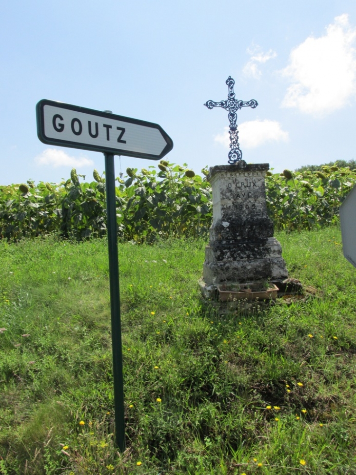 Croix à l'entrée du hameau de Goutz, Cocumont, 47250