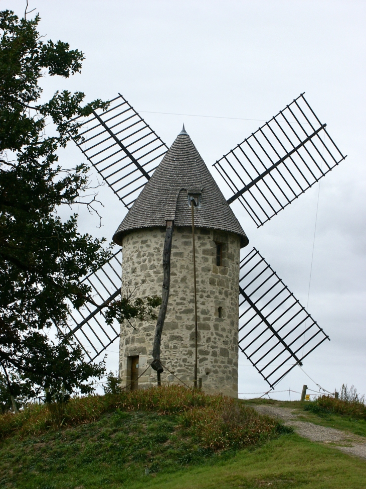Moulin à vent du XVIIIé siècle. - Coulx