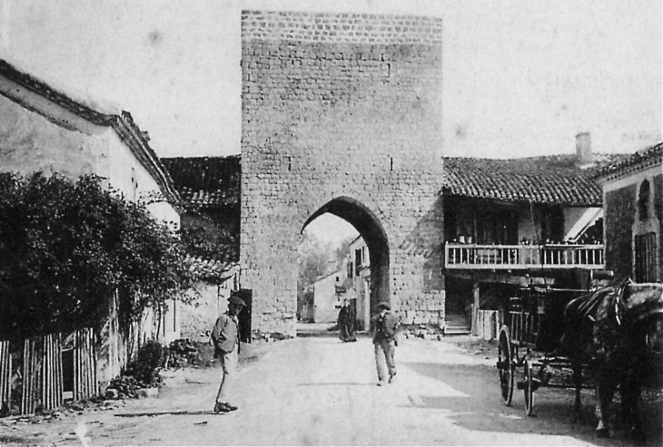 Porte de Durance datée du XIIIe siècle, vers 1910 (carte postale ancienne).