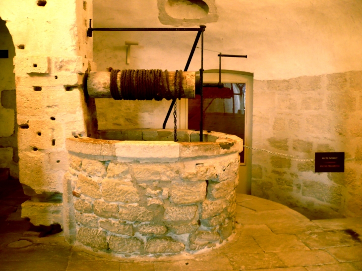 Le puits intérieur du château. - Duras