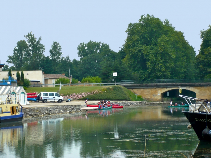 Halte nautique à Pont des Sables. - Fourques-sur-Garonne
