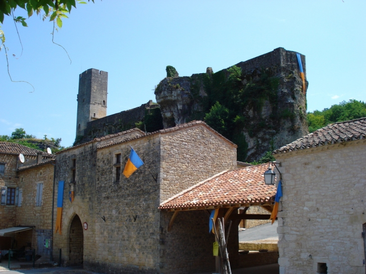 Vue du château de la place en été - Gavaudun