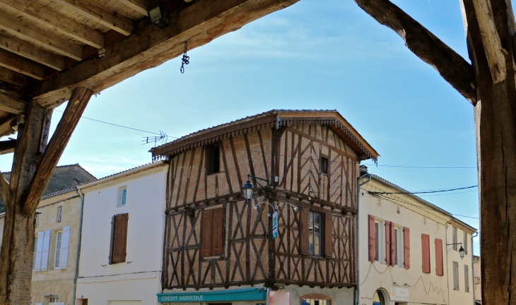 Maison à colombages du village. - Gontaud-de-Nogaret