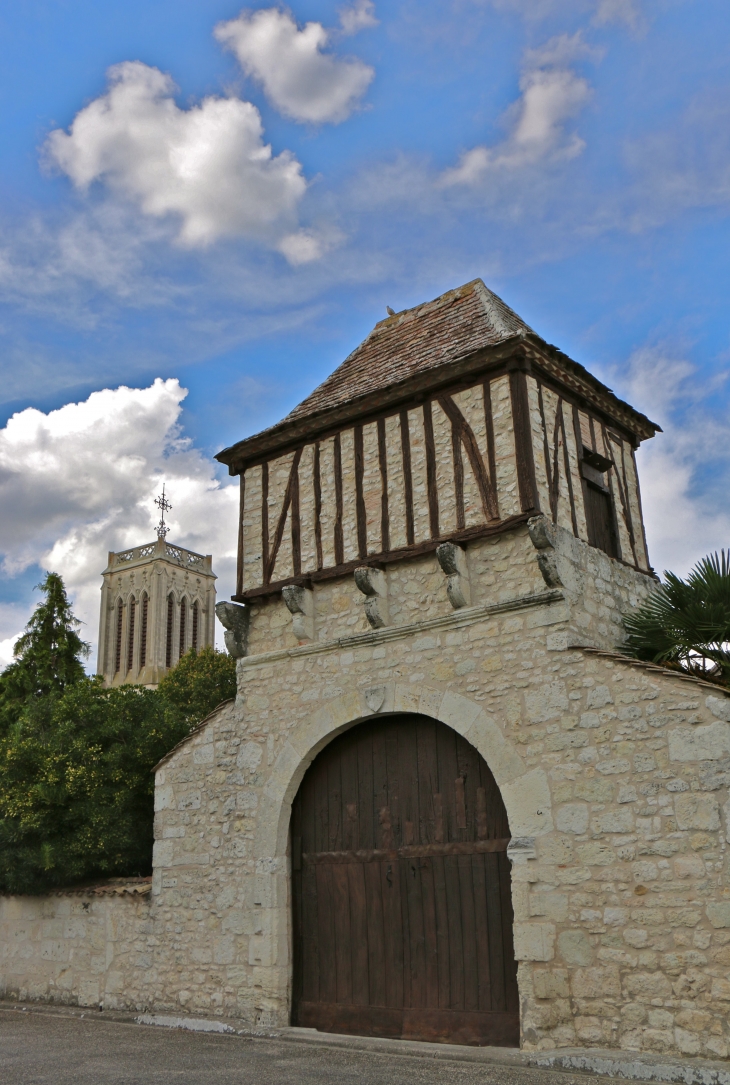 L'entrée de l'ancien prieuré - La Sauvetat-du-Dropt