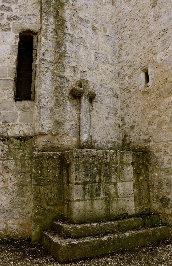 Croix contre la façade nord de l'église Saint Germain - La Sauvetat-du-Dropt