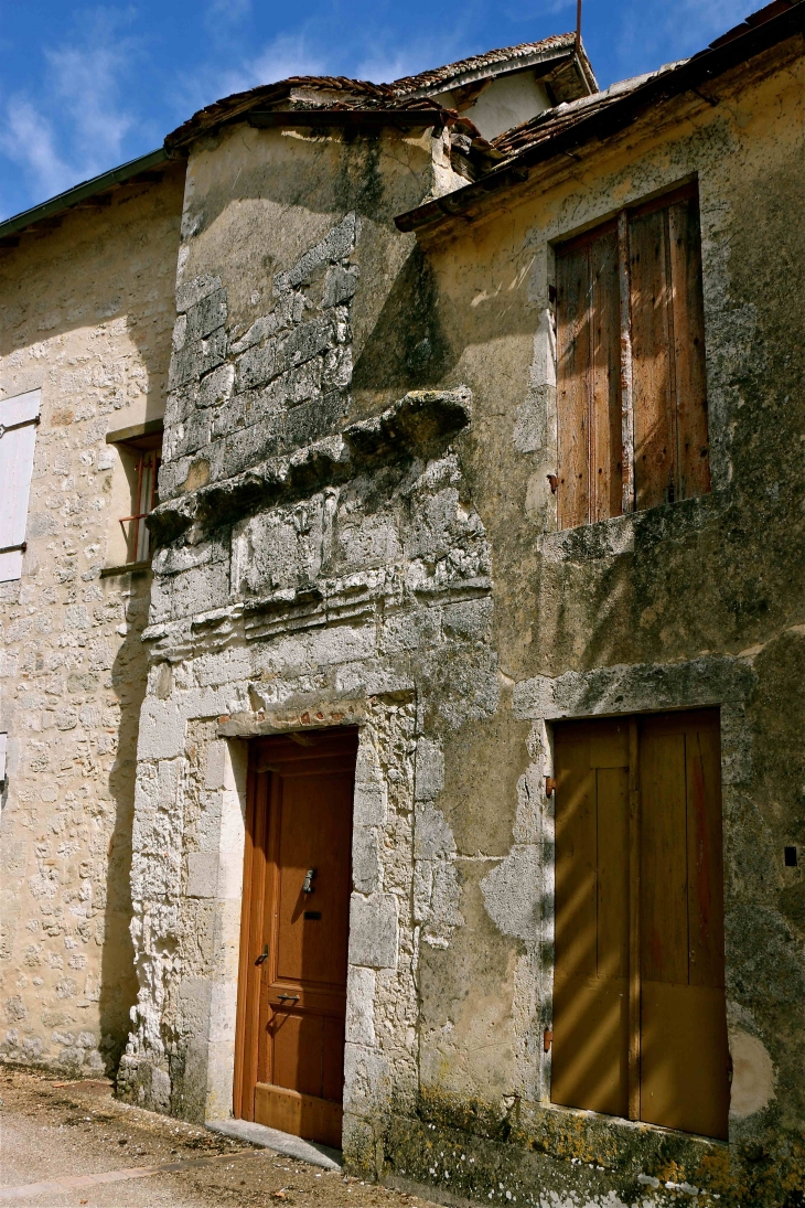 Entrée de l'ancien prieuré - La Sauvetat-du-Dropt