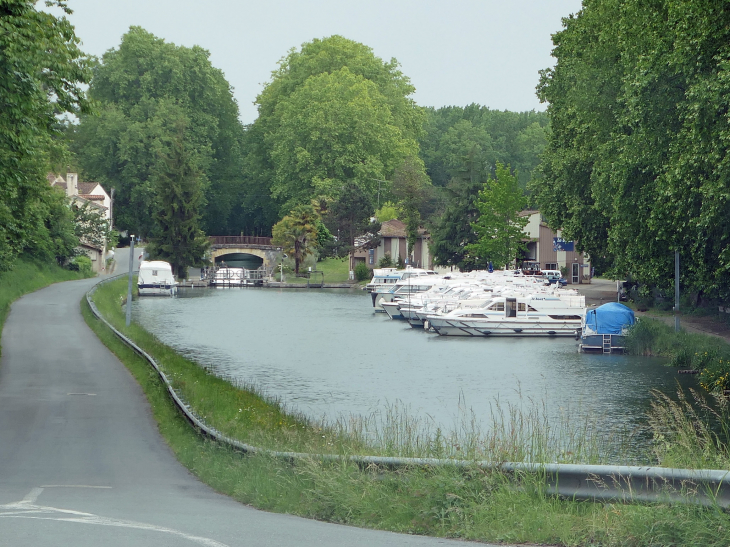 La halte nautique sur le canal - Le Mas-d'Agenais