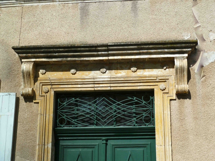 Détail d'un linteau de porte d'entrée - Le Temple-sur-Lot