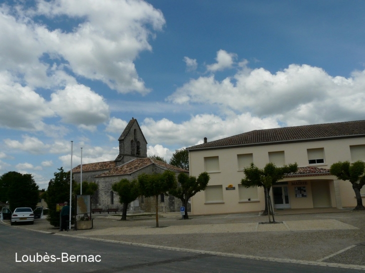 La place centrale - Loubès-Bernac