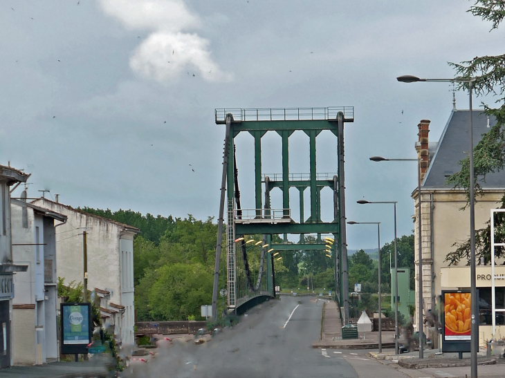 Pont sur la Garonne à la sortie de la ville - Marmande